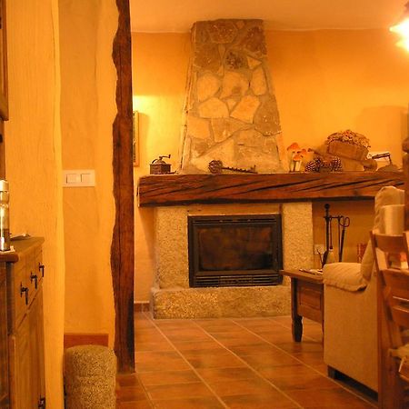 Hostal Rural Las Cuatro Calles San Martin del Pimpollar Bagian luar foto