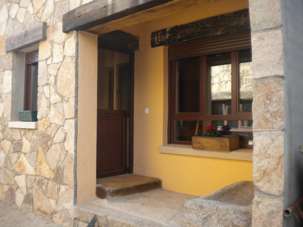 Hostal Rural Las Cuatro Calles San Martin del Pimpollar Bagian luar foto