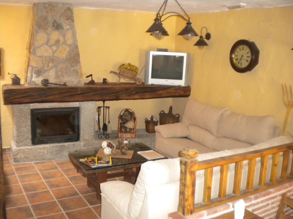 Hostal Rural Las Cuatro Calles San Martin del Pimpollar Bagian luar foto