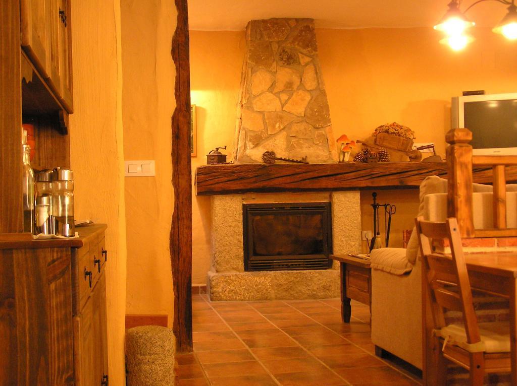 Hostal Rural Las Cuatro Calles San Martin del Pimpollar Bagian luar foto
