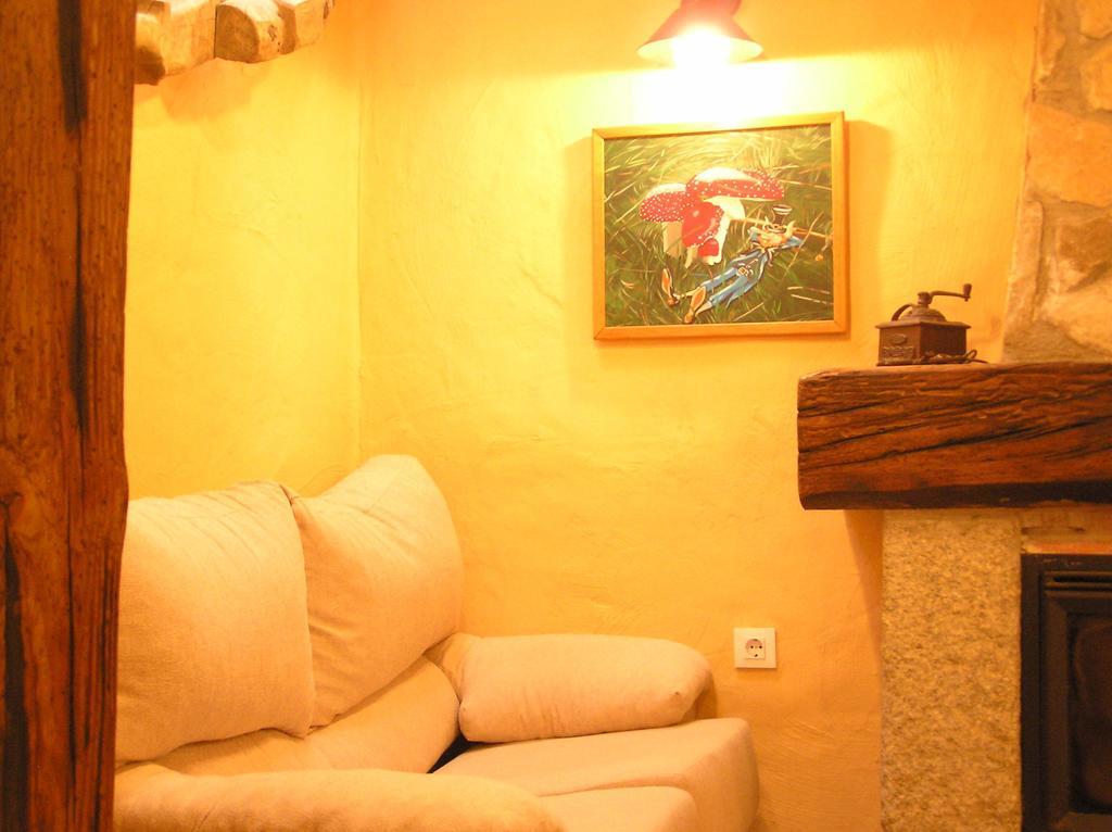 Hostal Rural Las Cuatro Calles San Martin del Pimpollar Bagian luar foto
