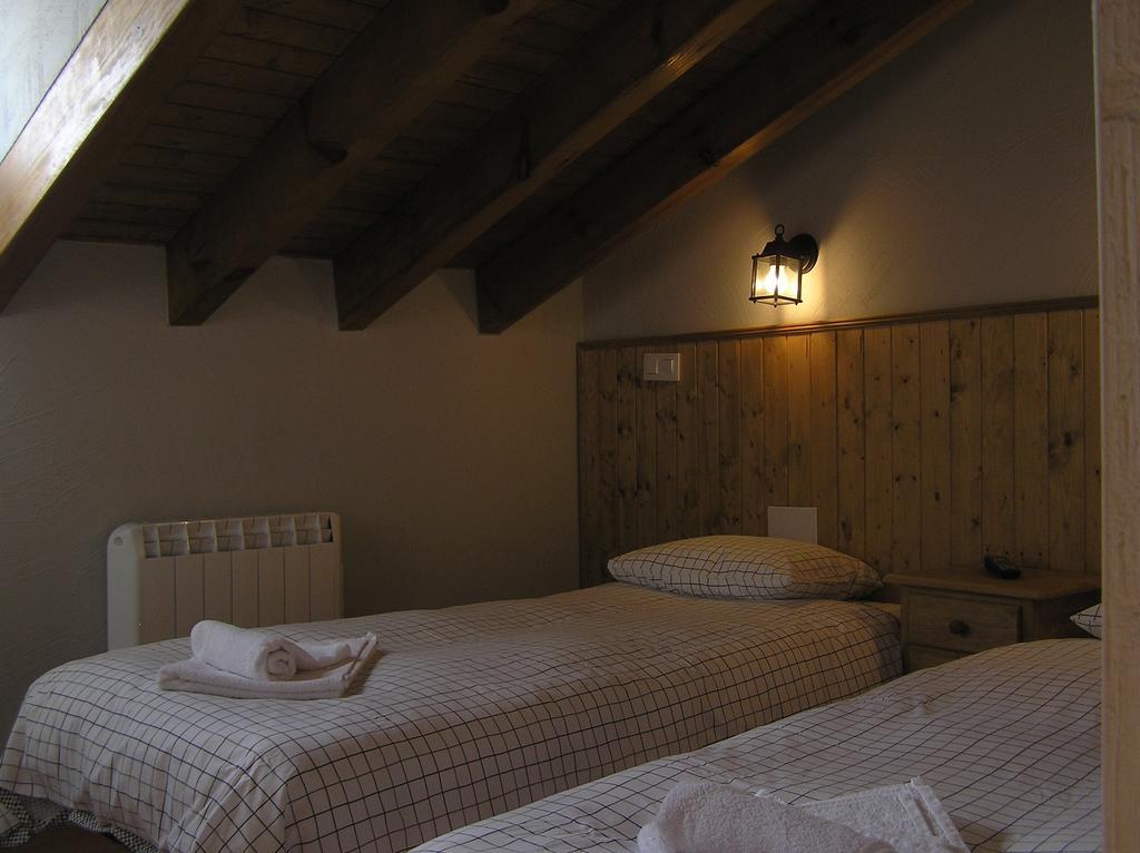 Hostal Rural Las Cuatro Calles San Martin del Pimpollar Bagian luar foto