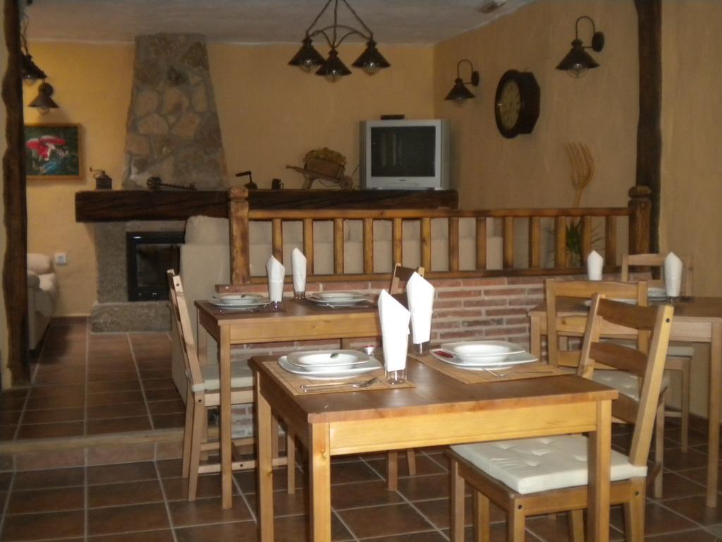 Hostal Rural Las Cuatro Calles San Martin del Pimpollar Bagian luar foto
