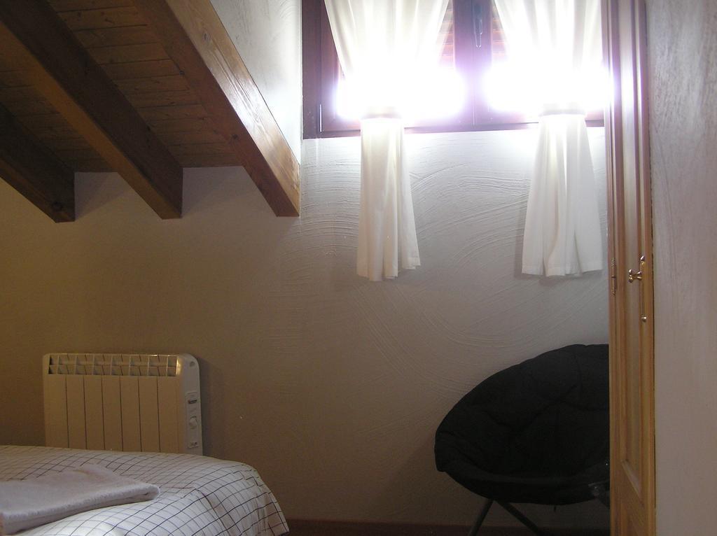 Hostal Rural Las Cuatro Calles San Martin del Pimpollar Bagian luar foto