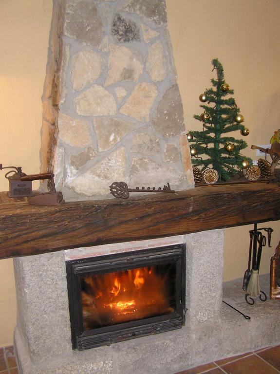 Hostal Rural Las Cuatro Calles San Martin del Pimpollar Bagian luar foto