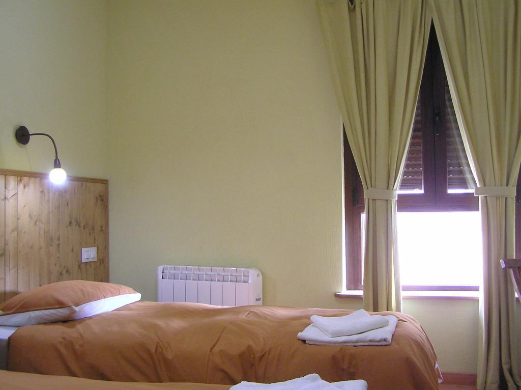 Hostal Rural Las Cuatro Calles San Martin del Pimpollar Bagian luar foto