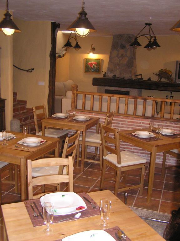 Hostal Rural Las Cuatro Calles San Martin del Pimpollar Bagian luar foto