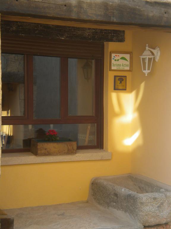Hostal Rural Las Cuatro Calles San Martin del Pimpollar Bagian luar foto