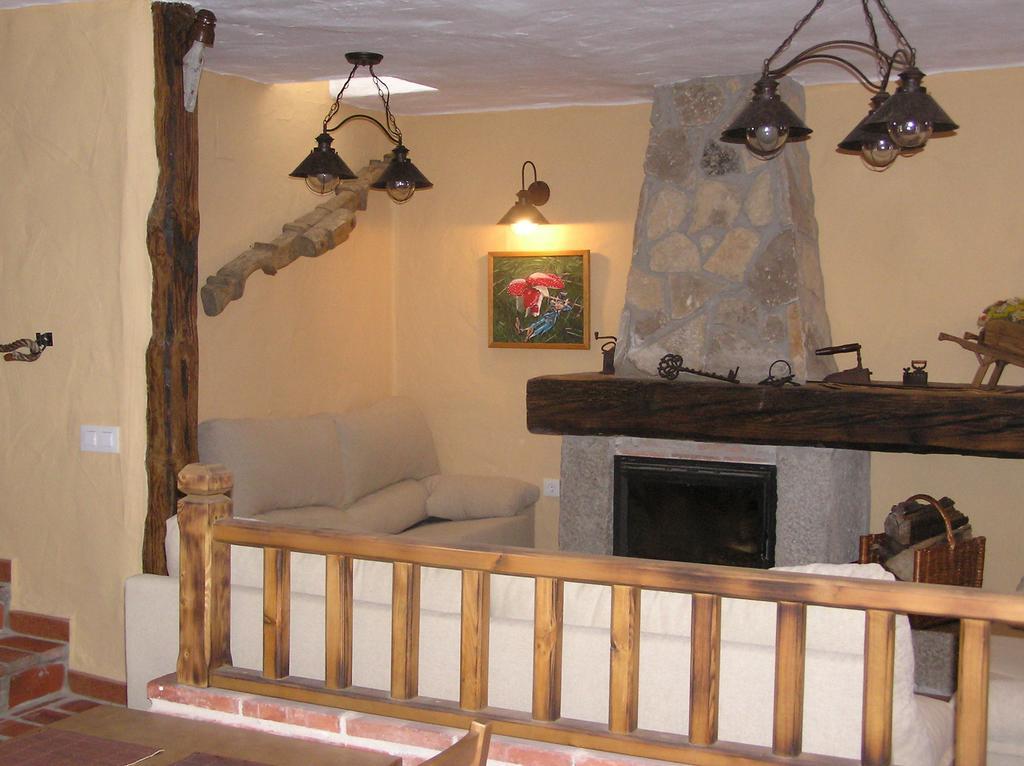 Hostal Rural Las Cuatro Calles San Martin del Pimpollar Bagian luar foto